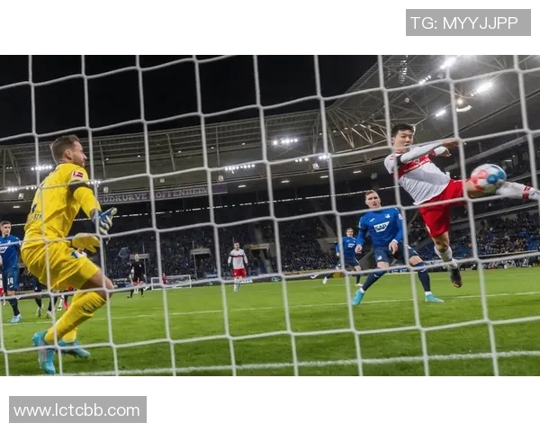 球星逆袭挑战赛：一场意外偷袭引发的足球风波与热议